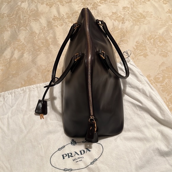 Prada saffiano leather bag in excellent used condition - Picture 3 of 12